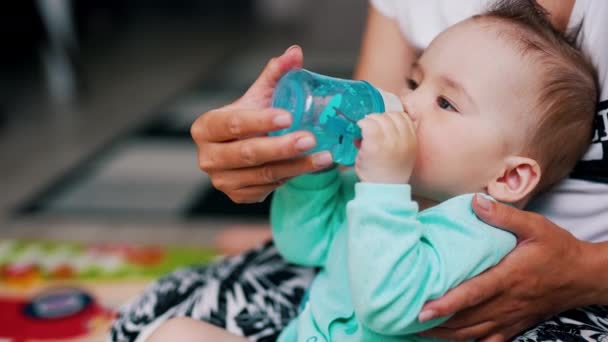 Spragniony Mały Piękny Dzieciak Pijący Wodę Butelki Opiekuńcza Mama Wspierająca — Wideo stockowe