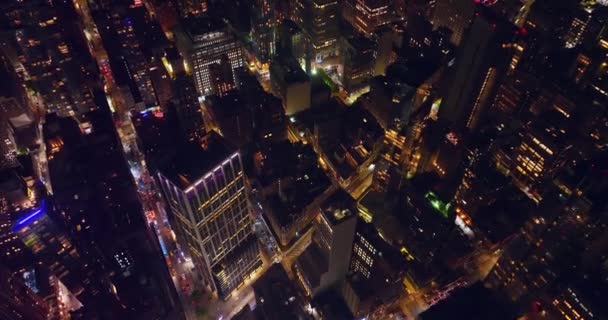 Létá Vysoko Nad Rušnými Ulicemi Noci Nádherná Manhattanská Architektura Leteckého — Stock video