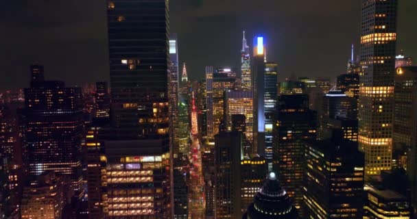 Imponująca Sceneria Lśniącego Nowego Jorku Nocy Blaty Wieżowca Oświetlone Niebiesko — Wideo stockowe