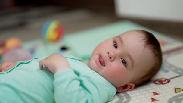Rapaz Adorável Deitado Paz Cama Mostra Língua Vira Cabeça Bebé — Vídeo de Stock