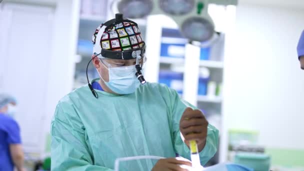 Manlig Kirurg Speciellt Utrustad För Operation Håller Stor Spruta Läkaren — Stockvideo