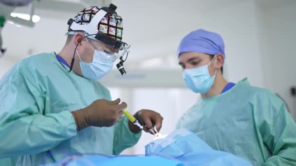 Operasyon Için Iyi Donanımlı Kendine Güvenen Cerrah Operasyonda Metal Alet — Stok video