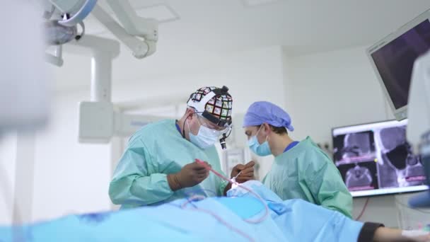 Otorrinolaringólogo Sosteniendo Una Herramienta Metálica Nariz Paciente Cirujano Aplica Instrumento — Vídeos de Stock