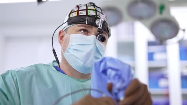 Εστιασμένη Εμφάνιση Χειρουργού Κατά Διάρκεια Της Επέμβασης Γιατρός Μάσκα Και — Αρχείο Βίντεο