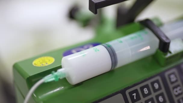 장비와 튜브에 약물로 수술실에서 작업하는 클로즈업 — 비디오