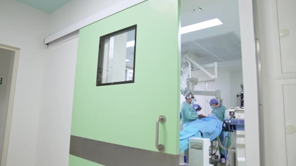 Modern Sebészeti Műtőben Végzett Műtétet Vizsgálom Felvételek Sebészeti Osztály Ajtaján — Stock videók