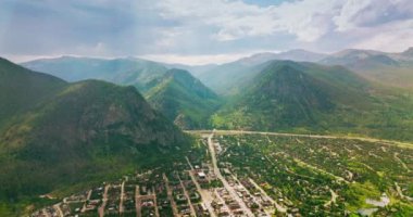 İnanılmaz dağların eteklerindeki resim gibi bir tatil köyü. Colorado eyaletindeki Aspen şehrinin manzaralı görüntüsü, ABD.