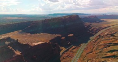 Parlak yaz güneşinin ışınlarında inanılmaz kayalar. Utah, ABD 'deki muhteşem kanyon ve çöllerin panoramik manzarası..
