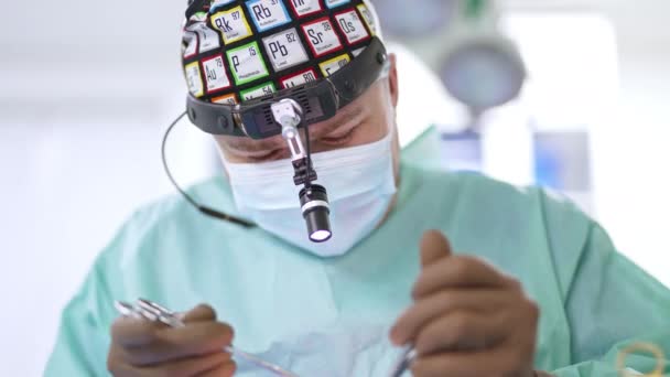 Cirujano Sonriente Máscara Dispositivo Cabeza Toma Instrumentos Metal Manos Con — Vídeo de stock