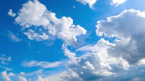 Nuvens Brilhantes Brancas Brilhantes Iluminadas Pelo Sol Quente Verão Cumulus — Vídeo de Stock
