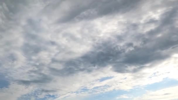 スカイラインを覆うデンズスピンドリフトの雲景はすぐに風に消えます ブルースキー タイムラプスをクリア ローアングルビュー — ストック動画