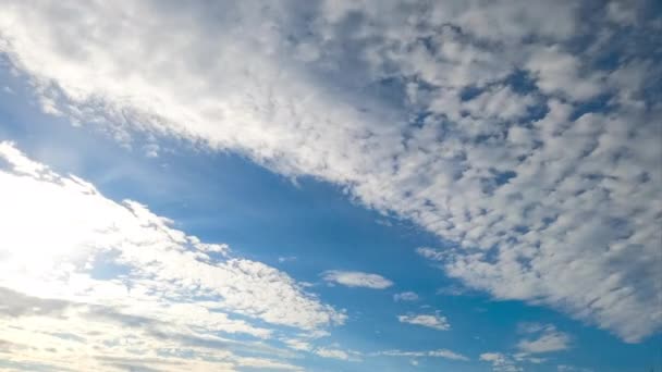 Gyönyörű Fénysugár Felhők Repülnek Kék Eget Nyitva Napsugarak Jönnek Felhőkön — Stock videók