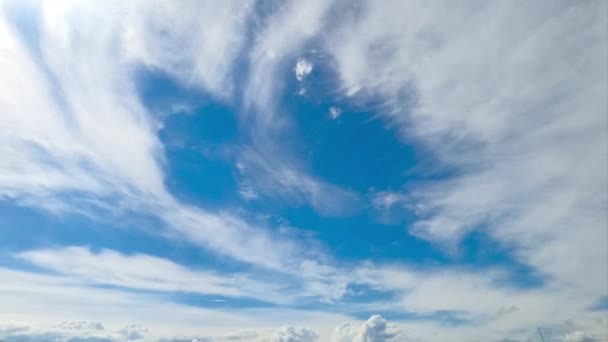 Parlak Mavi Gökyüzünde Hareket Eden Hafif Bulutlar Küçük Tüylü Kümülüs — Stok video