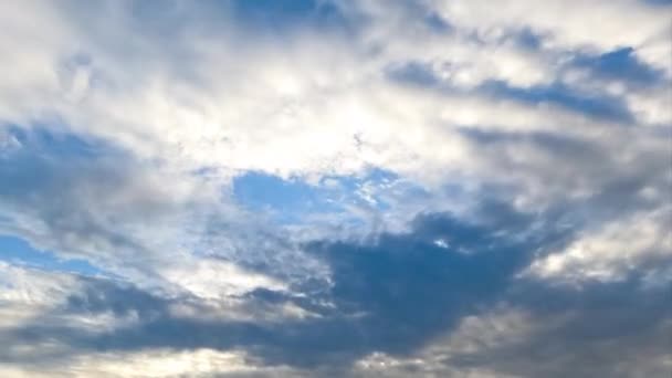 飘飘欲仙的云彩沿着地平线移动 旋转的云彩覆盖着天空 遮挡着太阳 时间流逝 — 图库视频影像