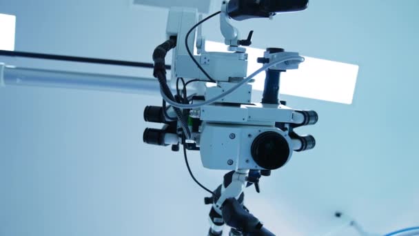 Equipo Tecnológico Alta Precisión Sala Cirugía Mirando Potente Dispositivo Microscopio — Vídeos de Stock
