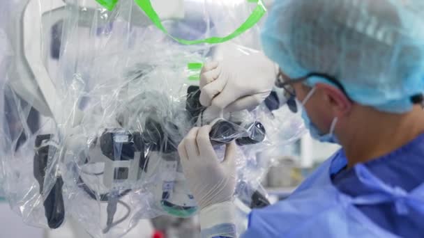 Están Preparando Equipos Tecnológicos Modernos Para Uso Cirugía Especialista Masculino — Vídeo de stock