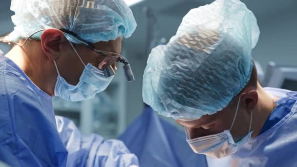 Хирурги Шапках Масках Работающие Операции Сотрудничество Специалистов Выполняющих Хирургические Операции — стоковое видео