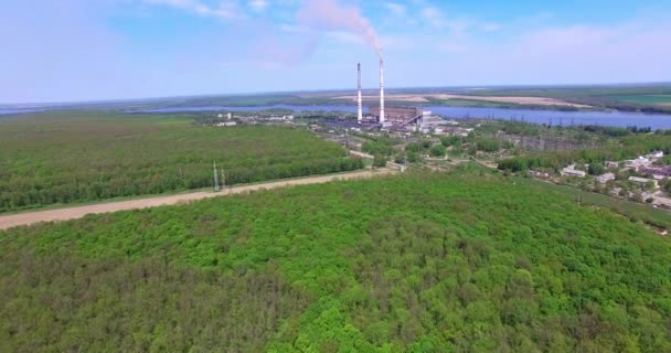 Der Flug Über Üppig Grünen Wald Näher Einem Industriegebiet Enger — Stockvideo