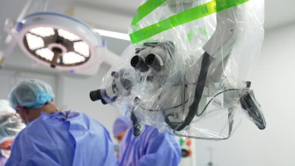 手術室のプラスチックでコーティングされた高度な手術機器 外科医のチームは 患者の手術を — ストック動画
