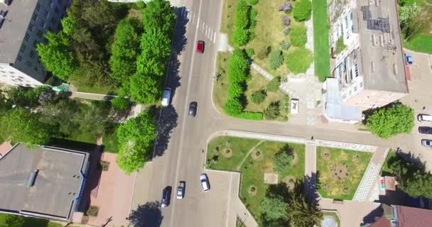 很少有汽车在空旷的道路上穿过住宅区 城郊的多层建筑物 村舍和大量的绿地 顶部视图 — 图库视频影像