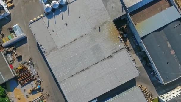 Der Arbeiter Steigt Über Das Dach Der Lagerhalle Und Geht — Stockvideo