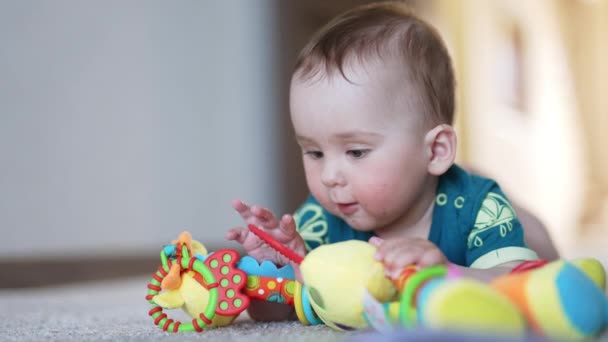 Helles Spielzeug Den Händen Eines Babys Das Auf Dem Teppich — Stockvideo