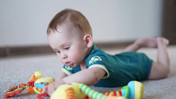 Bonito Doce Criança Está Chão Dentro Casa Bebê Adorável Puxando — Vídeo de Stock