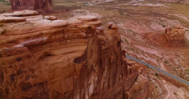 在美国国家公园的峡谷和平原上空飞行 在美丽的岩石中间 高速公路沿着平坦的路面前进 顶部视图 — 图库视频影像