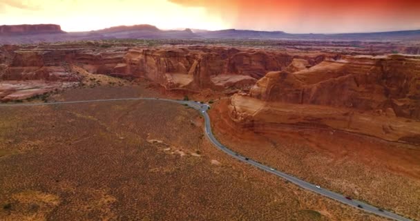 灰色的道路穿过平原 靠近锡安峡谷美丽的岩石 粉红天空背景下的群山壮丽景象 — 图库视频影像