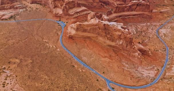 Hoog Boven Weg Vliegend Prachtige Rotsen Bryce Canyon Snelle Auto — Stockvideo
