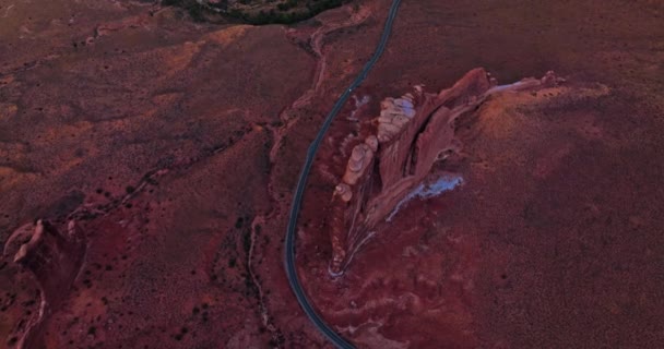 穿越荒无人烟的甜点景观的长路 在美国犹他州锡安峡谷平原上空高空飞行的无人机 — 图库视频影像
