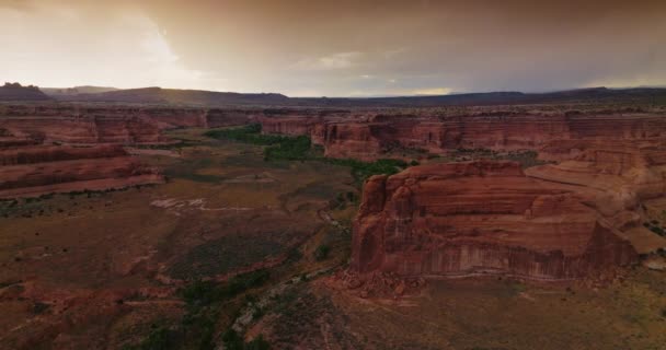 アメリカ合衆国ユタ州のキャニオンの風景 国立公園の岩や平原の上に曇った灰色の空 トップビュー — ストック動画