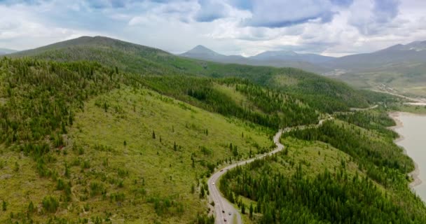Πράσινες Ορεινές Περιοχές Καλυμμένες Έλατα Και Γρασίδι Αυτοκινητόδρομος Στους Λόφους — Αρχείο Βίντεο