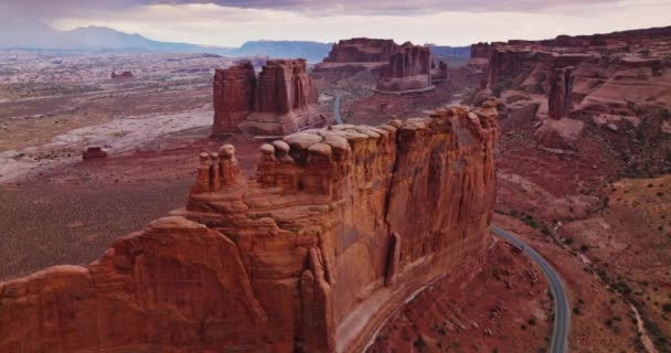 美国犹他州布莱斯峡谷奇怪的岩石形成 过甜点的岩石和高速公路上的无人机镜头 — 图库视频影像