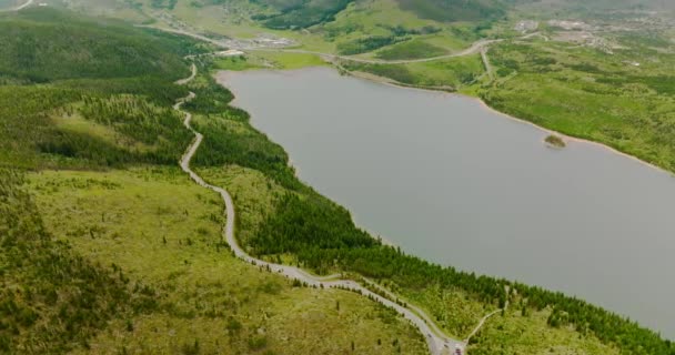 Літає Над Маленьким Озером Серед Гір Прекрасна Природа Південних Скелястих — стокове відео