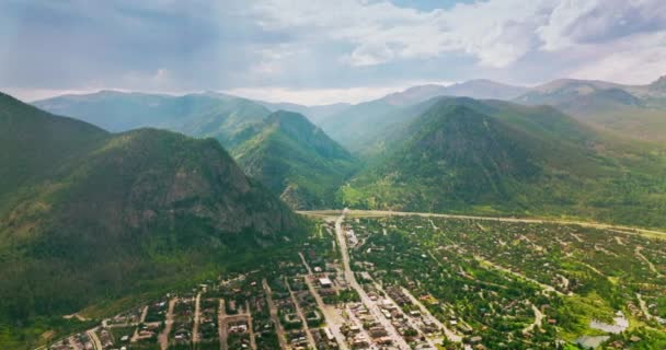 Pittoresca Città Turistica Situata Piedi Montagne Incredibili Vista Aerea Panoramica — Video Stock