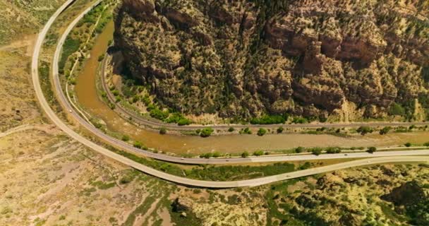 Узкая Река Текущая Подножия Горы Две Автомагистрали Идущие Вдоль Береговой — стоковое видео