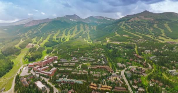 Amazing Cozy City Foot Green Mountains Picturesque Mountains Lots Trails — Stock Video