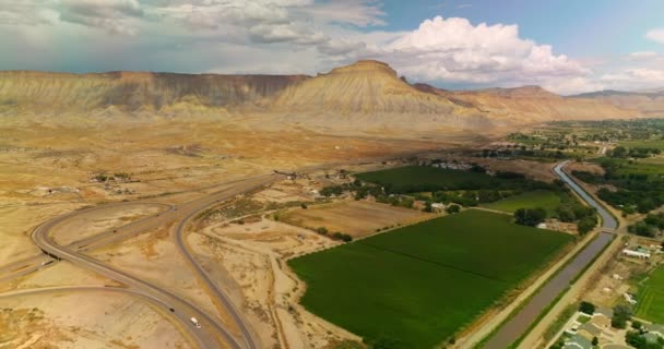 Çöl Ovasının Kanyon Dağının Yakınındaki Güzel Kasaba Yeşil Tarlalar Colorado — Stok video