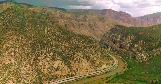 Excelente Panorama Belas Montanhas Colorado Eua Estradas Estreito Rio Girando — Vídeo de Stock