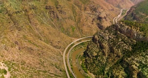 Naturskön Bild Bergsområdet Hastighet Motorvägar Som Går Längs Den Smala — Stockvideo