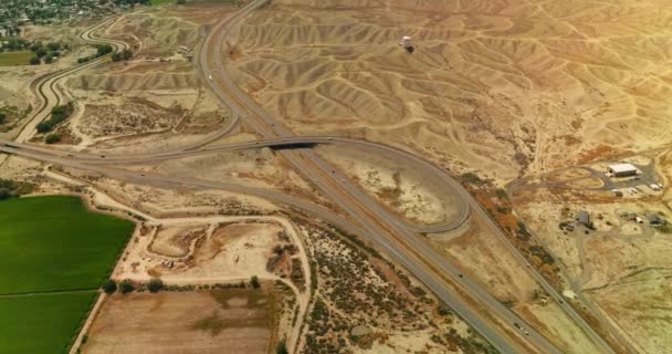 Дороги Перетинаються Пустелі Колорадо Сша Автомобілі Рухаються Швидкими Дорогами Серед — стокове відео