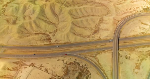 桑迪沙丘穿过高速公路 汽车在美国科罗拉多的公路上飞驰而过 空中景观 — 图库视频影像