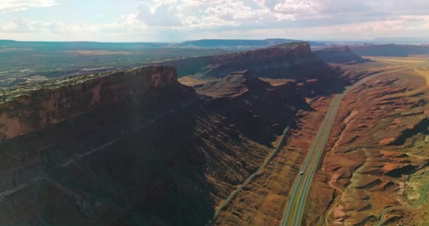 美国犹他州国家公园巨大岩石的壮观景象 在阳光灿烂的炎热天气里 道路穿过峡谷 空中景观 — 图库视频影像