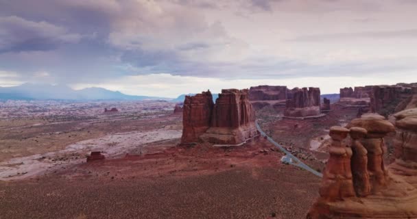 在多云的白天 拱形国家公园 沙漠平原中巨大岩石的景观 空中景观 — 图库视频影像