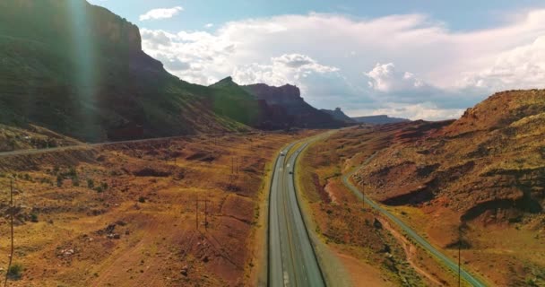 Autostrada Attraverso Valle Tra Bellissime Rocce Splendidi Canyon Dello Utah — Video Stock