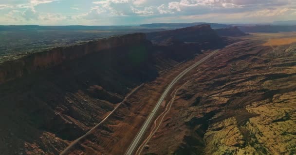 在犹他国家公园里有很好的救济 从空中看岩石和山谷的奇景 — 图库视频影像