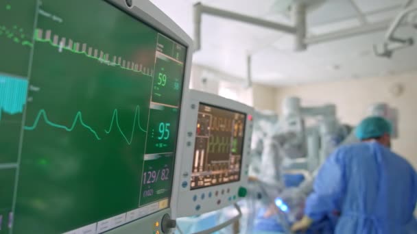 Zwei Bildschirme Arbeiten Operationssaal Und Zeigen Verschiedene Parameter Männlicher Chirurg — Stockvideo
