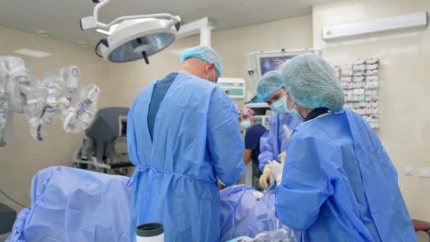 Orvosi Csapat Dolgozik Modern Műtőben Női Nővér Átlátszó Csövet Sebészeknek — Stock videók