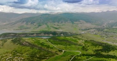 Ortasında nehir olan dağlık arazinin mükemmel manzarası. Havadan Colorado panoramasının muhteşem görüntüleri.